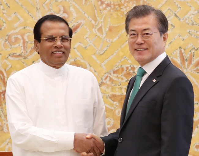 President Moon Jae-in poses for a picture with Sri Lankan leader Maithripala Sirisena at Cheong Wa Dae in Seoul on Wednesday prior to their summit. (Yonhap)