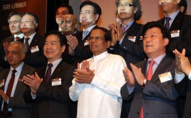 Sri Lankan President Maithripala Sirisena (2nd from R, front row) poses for a photo at a business forum in Seoul on Nov. 29, 2017, during a three-day state visit that included a summit with South Korean President Moon Jae-in. (Yonhap)