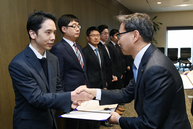 김성주 국민연금공단 이사장(오른쪽)이 신규 채용한 기금운용 전문가들에게 임명장을 수여하고 있다. [사진제공=국민연금공단]