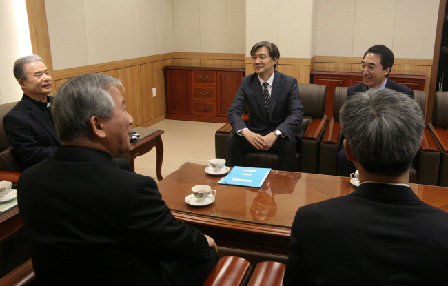 조국 청와대 민정수석이 29일 오후 경기도 수원시 장안구 천주교 수원교구를 찾아 주교회의 생명윤리위원회 위원장 이용훈 주교(수원교구장)과 만나 이야기를 나누고 있다. [사진제공=연합뉴스]