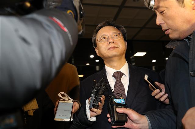 직권남용 및 국가정보원법 위반 공모 혐의를 받는 우병우 전 청와대 민정수석이 피의자 신분으로 조사를 마치고 30일 오전 서초구 서울중앙지검을 나서고 있다. [제공=연합뉴스]