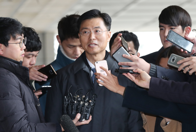 우병우 전 청와대 민정수석에 앞서 지난 26일 검찰에 피의자로 출석한 최윤수 전 국가정보원 2차장에 대해 구속영장이 청구됐다. [제공=연합뉴스]