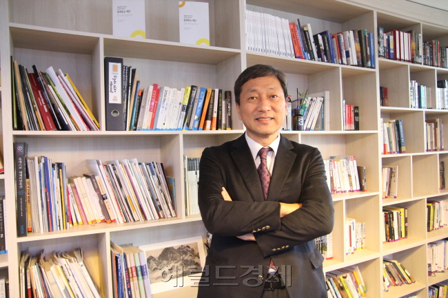 경기 오산시에서 만난 김정웅 서플러스글로벌 대표는 회사가 독보적인 반도체 중고장비 솔루션을 갖추고 있다고 자부했다. [사진=최준선 기자/human@heraldcorp.com]
