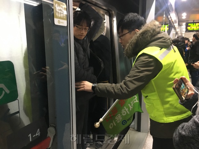 지하철9호선 노조가 파업에 돌입한 첫날인 30일 아침 노량진역에서는 승객들이 한창을 기다린 급행열차에 몸을 우겨넣고 있다. [사진=김유진 기자/kacew@heraldcorp.com]