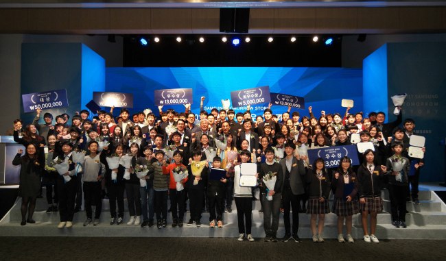 [사진=삼성 투모로우 스토리 기념촬영,29일 서울 우면동 삼성 서울 R&D 캠퍼스에서 열린 ‘삼성 투모로우 솔루션’과 ‘삼성전자 주니어 소프트웨어 창작대회’ 시상식에서 참가자들이 기념촬영을 하고 있다.]