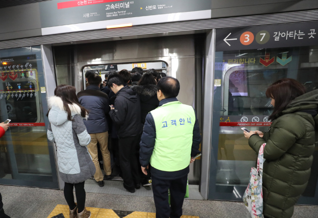 30일 오전 지하철 9호선 고속터미널역에서 출근길 시민들이 열차를 타고 있다. [사진제공=연합뉴스]