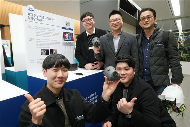 삼성 투모로우 솔루션 임팩트 부문 대상)‘삼성 투모로우 솔루션’ 임팩트 부문 대상을 수상한 ‘이그니스팀’이 본인들이 개발한 화재현장 인명 구조를 위한 저가형 열화상 카메라를 선보이고 있다.