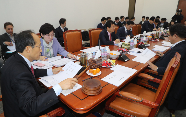 국회 기획재정위원회 조세소위원회가 정부가 내놓은 법인세, 소득세 인상 개정안 등 세법개정안을 논의하고 있다.[사진=연합뉴스]
국회 기획재정위원회 조세소위원회가 정부가 내놓은 법인세, 소득세 인상 개정안 등 세법개정안을 논의하고 있다.[사진=연합뉴스]
