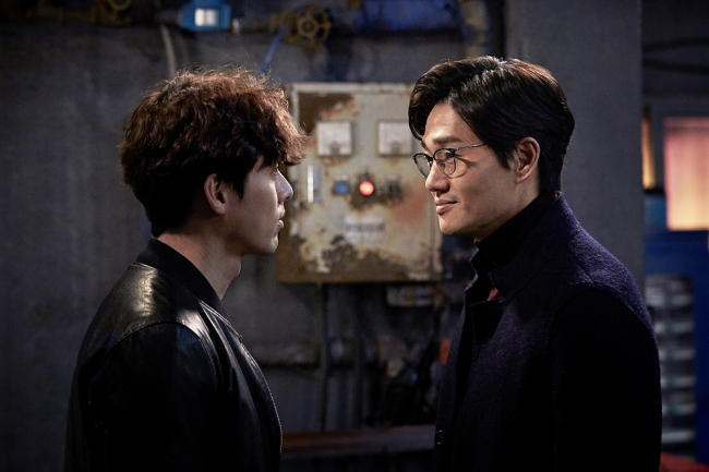 Hyun Bin (left), Yoo Ji-tae star in "The Swindlers." (Showbox)
