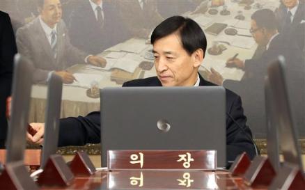 한은은 30일 기준금리를 1.25%에서 1.50%로 6년 5개월만에 인상했다. 이날 이주열 한국은행 총재가 서울 중구 한국은행 삼성본관에서 열린 금융통화위원회에서 의사봉을 두드리고 있다. [연합뉴스]