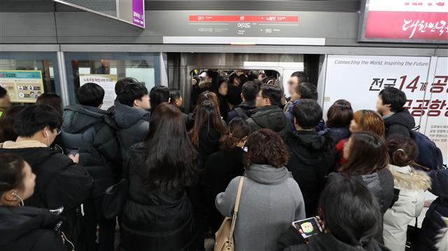 30일 오전 서울 지하철 9호선 부분 파업 첫날, 열차 고장까지 겹치면서 극심한 혼잡을 보였다. 사진은 9호선 여의도역에서 출근길 시민들이 열차를 기다리고 있다. [연합뉴스]