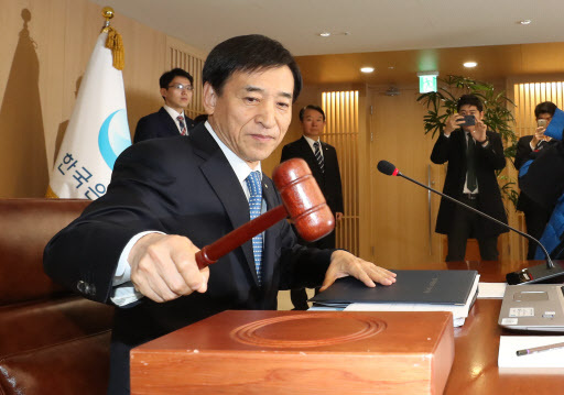 이주열 한국은행 총재가 30일 오전 서울 중구 한국은행 삼성본관에서 열린 금융통화위원회에 참석해 의사봉을 두드리고 있다.[사진=연합뉴스]