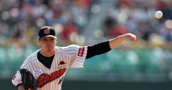 In this file photo taken Oct. 9, 2017, Brooks Raley of the Lotte Giants throws a pitch against the NC Dinos during the clubs' Korea Baseball Organization postseason game at Sajik Stadium in Busan. (Yonhap)