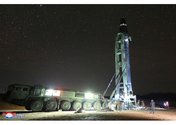 북한이 지난 29일 평남 평성 일대에서 화성-15형 ICBM 발사를 준비하고 있다. [사진=노동신문]