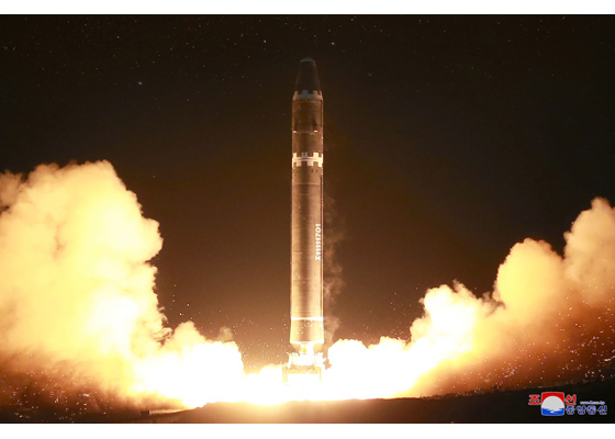 지난 29일 평남 평성 일대에서 발사되고 있는 화성-15형 ICBM [사진=노동신문]