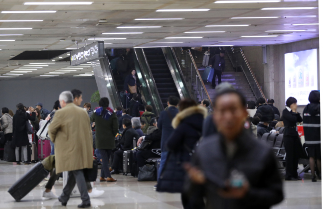 지난 29일 김포공항에서 화재가 나자 사람들이 황급히 대피하고 있다. [사진제공=연합뉴스]