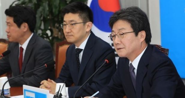 Yoo Seong-min (R), the leader of the minor opposition Bareun Party, speaks during a party meeting at the National Assembly in Seoul on Nov. 30, 2017. (Yonhap)