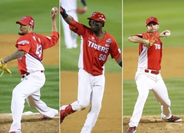 Right-hander Hector Noesi (L), outfielder Roger Bernadina (C) and left-hander Pat Dean re-signed with the Kia Tigers in the Korea Baseball Organization on Nov. 30, 2017. (Yonhap)