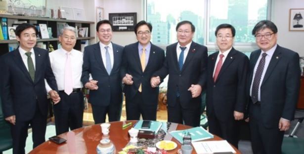 Top officials from three major parties pose for a photo before their negotiations on the government`s 2018 budget plan at the National Assembly in Seoul on Nov. 30, 2017. (Yonhap)