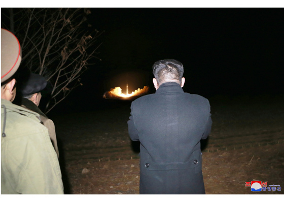 김정은이 지난 29일 평남 평성 일대에서 발사되고 있는 화성-15형 ICBM을 바라보고 있다. [사진=노동신문]