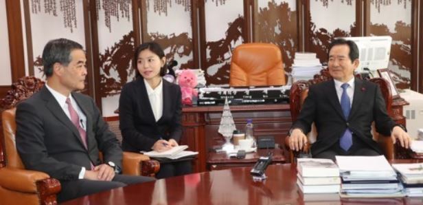 South Korea's National Assembly Speaker Chung Sye-kyun (R) meets Leung Chun-ying, vice chairman of the National Committee of the Chinese People's Political Consultative Conference at Chung's office at the legislature in Seoul on Nov. 30, 2017. (Yonhap)