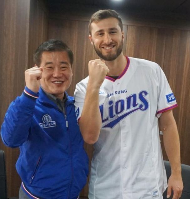 In this photo provided by the Samsung Lions baseball club, Tim Adleman (R), the Korea Baseball Organization (KBO) club's new pitcher, poses with the club president Kim Dong-hwan after signing his contract at Daegu Samsung Lions Park in Daegu on Nov. 30, 2017. (Yonhap)