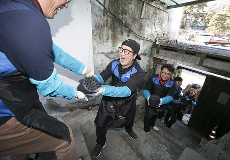 <사진설명>서울시 성북구 정릉골마을에서 삼표자원봉사단과 삼표그룹 임직원들이 연탄을 전달하고 있다.
