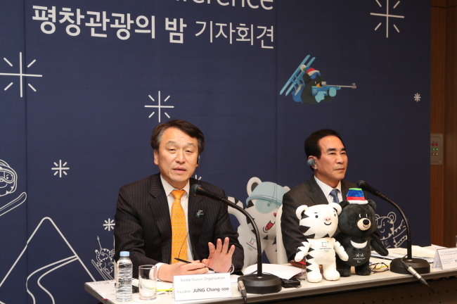 ▶정창수(왼쪽) 한국관광공사 사장과 여형구 평창올림픽조직위원회 사무총장이 외신기자들의 질문에 답하고 있다.