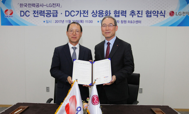 LG전자 H&A사업본부장 송대현 사장(오른쪽)과 한국전력공사 김시호 부사장이 30일 경남 창원시 LG전자 창원R&D센터에서 ‘DC전력 공급 및 DC가전 상용화 협력’을 위한 업무 협약을 체결했다. [제공=LG전자]