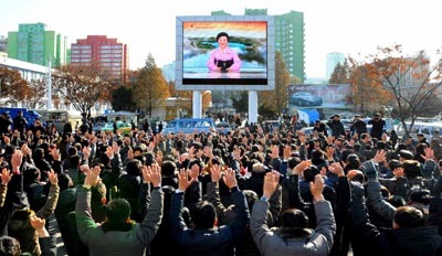 북한 노동당 기관지 노동신문은 지난달 30일 ‘만세 만세 만만세!’라는 제목의 기사에서 29일 북한의 신형 대륙간탄도미사일(ICBM)급 화성-15형 발사 성공 중대 발표를 접한 주민들이 곳곳에서 환호성을 울렸다고 보도했다. 사진은 평양역 앞. [사진제공=노동신문]