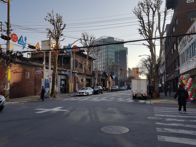 [사진=최근 카페 거리로 인기를 얻고 있는 서울 성동구 성수동. 성수동 카페 거리는 지난 3분기까지 누적 임대료 상승률이 9.1%에 달하는 것으로 조사됐다.]