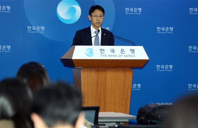 김영태 한국은행 국민계정부장이 1일 오전 서울 중구 한국은행에서 ‘2017년 3/4분기 국민소득(잠정)’을 기자들에게 설명하고있다.  [연합뉴스]