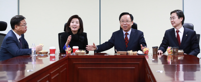 새 원내대표 선출을 앞두고 계파를 떠나 중립을 표방한 자유한국당 중진 의원들이 1일 오전 국회 의원회관에서 회동을 갖고 있다. 왼쪽부터 신상진, 나경원, 이주영, 조경태 의원. [사진제공=연합뉴스]