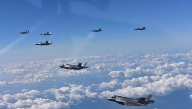 F-35B stealth fighters of the U.S. Marine Corps train with South Korean F-15Ks on Aug. 31, 2017 in a photo provided by South Korea's Air Force. (Yonhap)