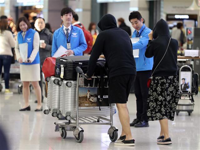 <YONHAP PHOTO-2193> 인도네시아에서 전세기편으로 귀국한 여행객들 (영종도=연합뉴스) 최재구 기자 = 1일 오전 외교부가 마련한 전세기를 통해 인도네시아 수라바야에서 귀국한 여행객들이 인천국제공항 입국장을 나오고 있다. 2017.12.1 jjaeck9@yna.co.kr/2017-12-01 09:03:39/ <저작권자 ⓒ 1980-2017 ㈜연합뉴스. 무단 전재 재배포 금지.>