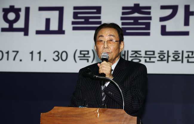 고건 전 국무총리가 지난 11월 30일 자신의 회고록 출판 관련 기자간담회에서 인사하고 있다. [사진제공=연합뉴스]