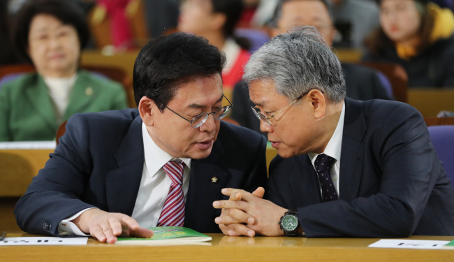 자유한국당 정우택 원내대표(왼쪽)와 국민의당 김동철 원내대표가 1일 오전 국회 의원회관에서 열린 포털규제 왜 필요한가 정책토론회에서 만나 대화하고 있다.[사진=연합뉴스]
자유한국당 정우택 원내대표(왼쪽)와 국민의당 김동철 원내대표가 1일 오전 국회 의원회관에서 열린 포털규제 왜 필요한가 정책토론회에서 만나 대화하고 있다.[사진=연합뉴스]