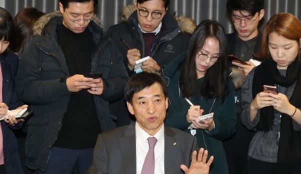 Bank of Korea Gov. Lee Ju-yeol speaks at a financial meeting in Seoul on Dec. 1, 2017. (Yonhap)