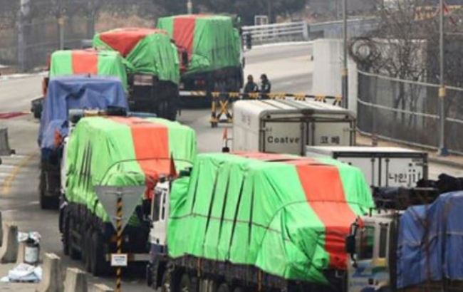 South Korean trucks transport humanitarian aid to North Koreans in this photo. (Yonhap)