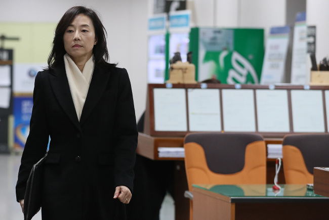 조윤선 전 문화체육관광부 장관이 1일 항소심에 출석하기 위해 서울고등법원으로 향하고 있다. [사진제공=연합뉴스]