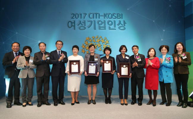 한국씨티은행과 중소기업연구원은 지난 30일 오후 여의도 중소기업중앙회 그랜드볼룸에서 제10회 ‘씨티-중소기업연구원 여성기업인상’시상식을 개최했다. 박진회 한국씨티은행장(왼쪽 네 번째)과 김동열 중소기업연구원장(아홉 번째)이 수상자인 이숙영 ㈜컴트리 대표(다섯 번째), 김경희 아쿠아셀㈜ 대표(여섯번째), 성미숙 에코트로닉스㈜ 대표(일곱 번째), 윤경 엔젤아로마스토리 대표(여덟 번째)와 함께 기념촬영을 하고 있다. [사진제공=한국씨티은행]