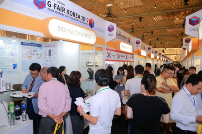 지난달 28~29일 베트남 호치민 젬 센터에서 열린 ‘제2회 G-FAIR 호치민’에 현지바이어들이 국내 중소기업 제품을 꼼꼼히 살펴보고 있다.