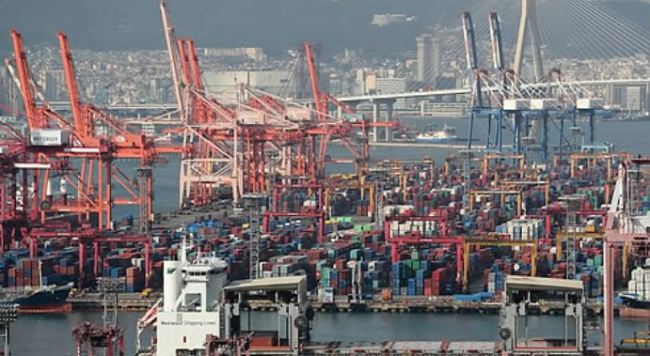 Containers waiting shipment at a port in Busan. (Yonhap)
