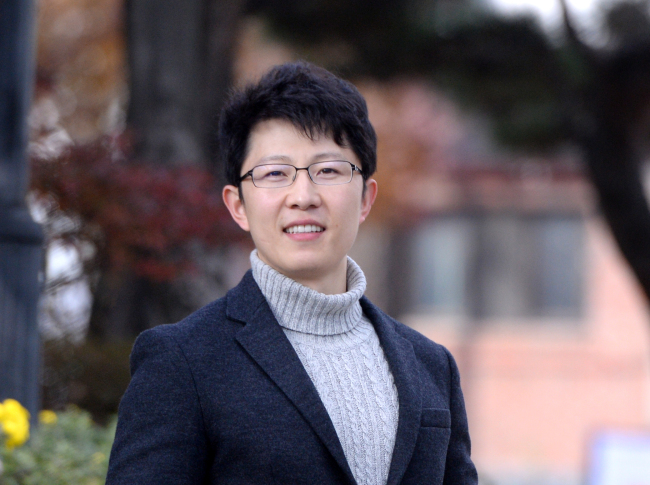 Lee Sung-ju poses before an interview with The Korea Herald (Park Hyun-koo / The Korea Herald)