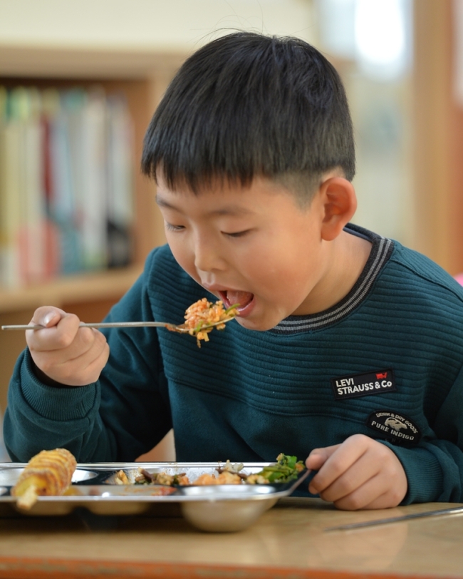 이날 급식으론 비빔밥이 나왔다. 채소가 많았지만 2학년 아이들은 잘 먹었다.
