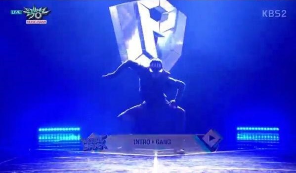 　1일 뮤직뱅크를 통해 3년만에 컴백한 비가 화려한 포퍼먼스 무대를 선보이고 있다.[사진=KBS 2TV ‘뮤직뱅크’화면캡처]