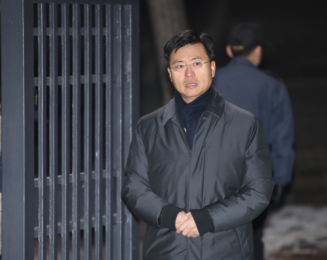 박근혜 정부 시절 우병우 전 청와대 민정수석비서관과 함께 국가정보원의 불법사찰에 관여한 혐의를 받는 최윤수 전 국정원 2차장이 2일 오전 구속영장이 기각된 후 경기도 의왕 서울 구치소를 나서고 있다. [사진제공=연합뉴스]