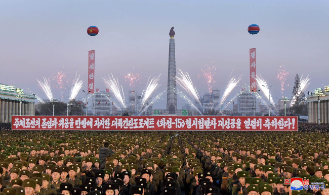 북한이 ‘화성-15형’ 발사를 계기로 국가핵무력을 완성했다며 이를 축하하는 군민연환대회를 1일 평양 김일성광장에서 열었다고 조선중앙통신이 보도했다. [사진제공=연합뉴스]