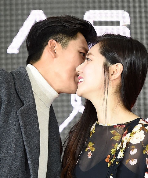 2일 영등포 타임스퀘어 행사에 참석한 추자현 우효광 커플이 변함없는 애정을 과시하고 있다.[사진=OSEN]