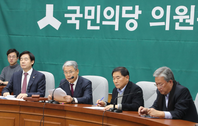 국민의당 김동철 원내대표가 2일 국회에서 열린 의원총회에서 내년 예산안 협상에 대해 중간보고를 하고 있다. [제공=연합뉴스]